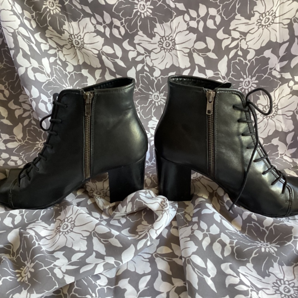 Steve Madden Black Peep Toe Mid Heel - Picture 2 of 7